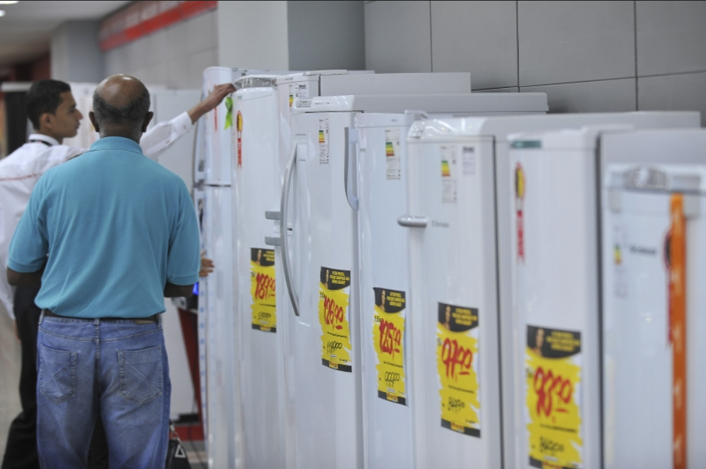 Juros altos devem afetar produção industrial de bens duráveis, dizem especialistas